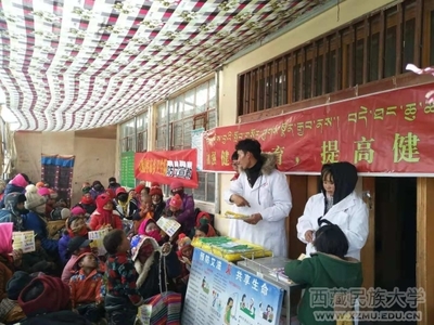 攜手防艾，健康同行——果查駐村工作隊隊醫(yī)積極參與察布鄉(xiāng)防艾宣傳活動